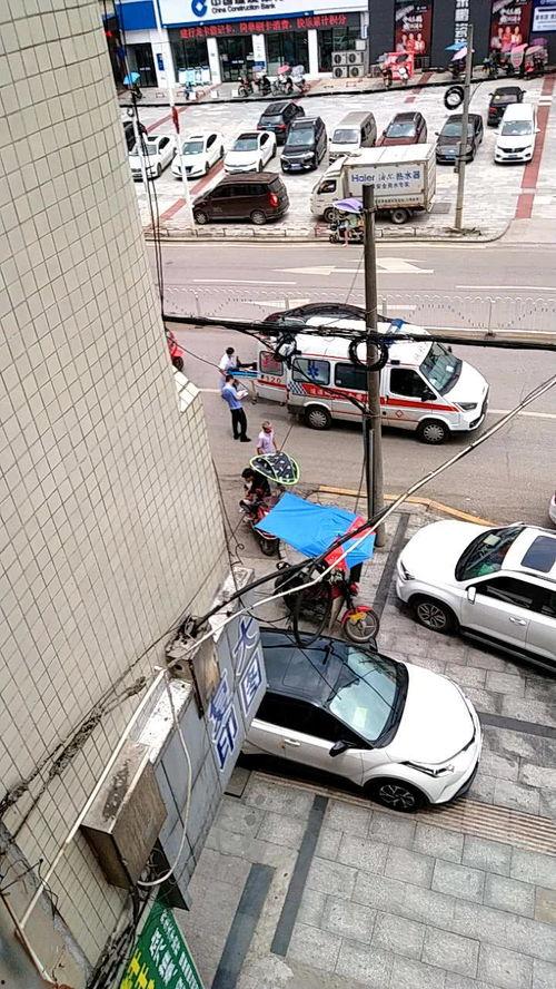 车祸吃瓜图钉,吃瓜群众见证惊险瞬间